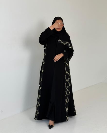 عباية كريب أسود مع تطريز هندي بقصة نصف كلوش