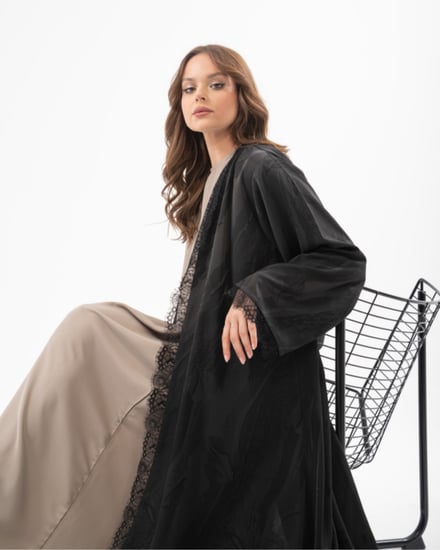 عباية حرير جاكار مع تدخيلة دانتيل بقصة نصف كلوش