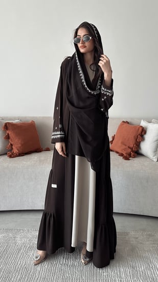 عباية كريب بني مع تطريز بقصة نصف كلوش