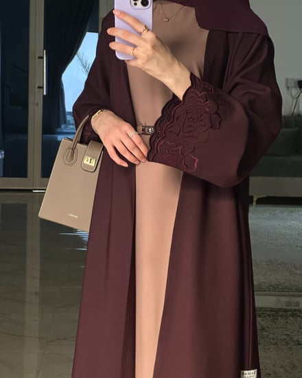 عباية كريب بنفسجي مع تطريز بقصة نصف كلوش