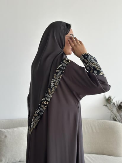 عباية كريب ناعم مع لنن هندي مطرز بقصة نصف كلوش