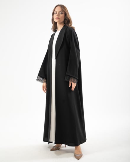 عباية من قطعتين كريب و مخمل مع تدخيلات دانتيل بقصة ربع كلوش