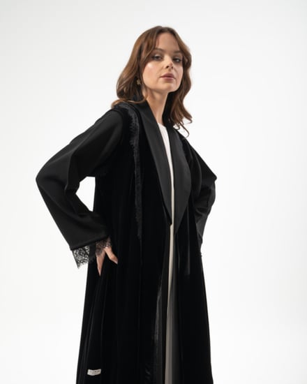 عباية من قطعتين كريب و مخمل مع تدخيلات دانتيل بقصة ربع كلوش