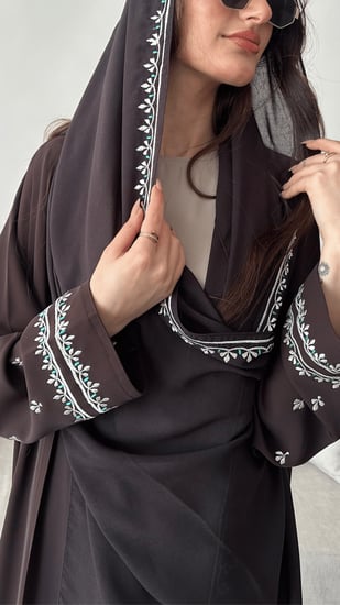 عباية كريب بني مع تطريز بقصة نصف كلوش