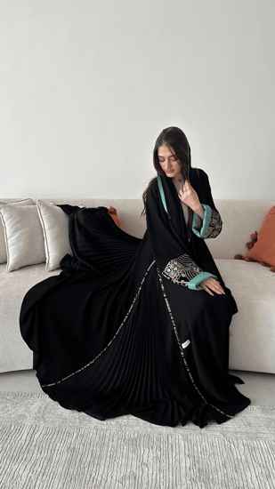 عباية كريب ملكي كوري و مخمل هندي مشغول بقصة نصف كلوش