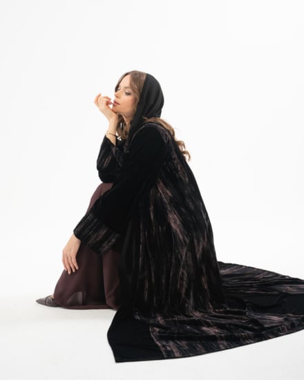 عباية مخمل أسود مع مخمل مكسر بقصة ربع كلوش