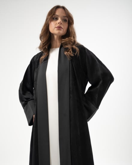 عباية حرير جاكار بقصة نصف كلوش باللون الأسود