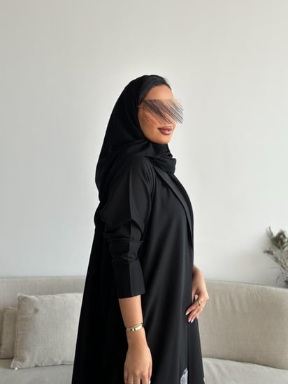 عباية كتان مطرز بالأبيض بقصة نصف كلوش