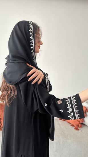 عباية كريب ملكي كوري مع تطريز بقصة نصف كلوش