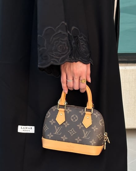 عباية كتان أسود مع تطريز بقصة نصف كلوش