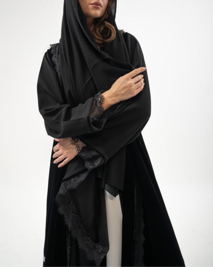 عباية من قطعتين كريب و مخمل مع تدخيلات دانتيل بقصة ربع كلوش