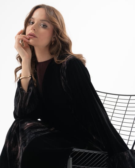 عباية مخمل أسود مع مخمل مكسر بقصة ربع كلوش