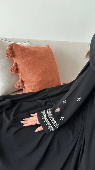 تسليم فوري عباية كريب ملكي كوري مع تطريز بقصة كلوش