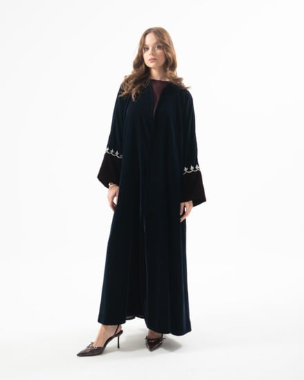 عباية مخمل مع تطريز يدوي بقصة نصف كلوش