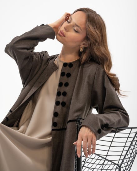 عباية جوخ كشميري مع تدخيلات مخمل بقصة ربع كلوش