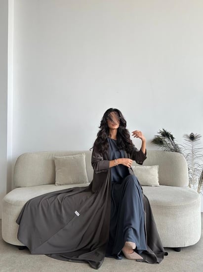 فستان عباية باللون الرمادي