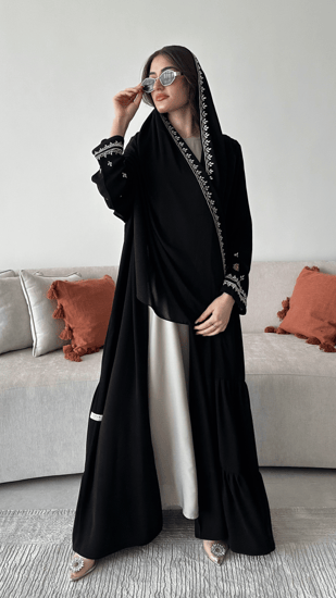 تسليم فوري عباية كريب ملكي كوري مع تطريز بقصة كلوش