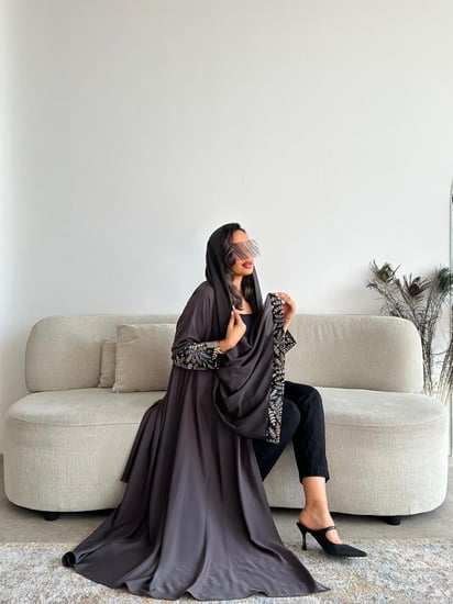 عباية كريب ناعم مع لنن هندي مطرز بقصة نصف كلوش