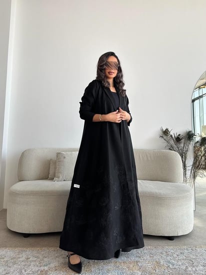 عباية كتان مطرز بالأسود الزري بقصة نصف كلوش