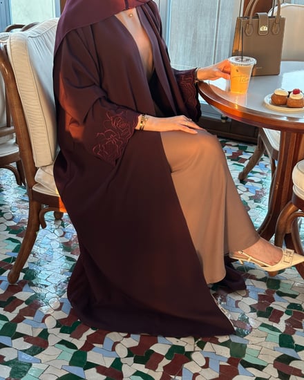 عباية كريب بنفسجي مع تطريز بقصة نصف كلوش