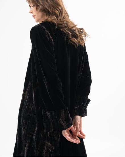 عباية مخمل أسود مع مخمل مكسر بقصة ربع كلوش