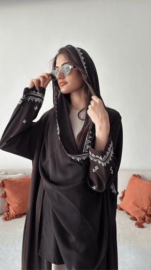 عباية كريب بني مع تطريز بقصة نصف كلوش