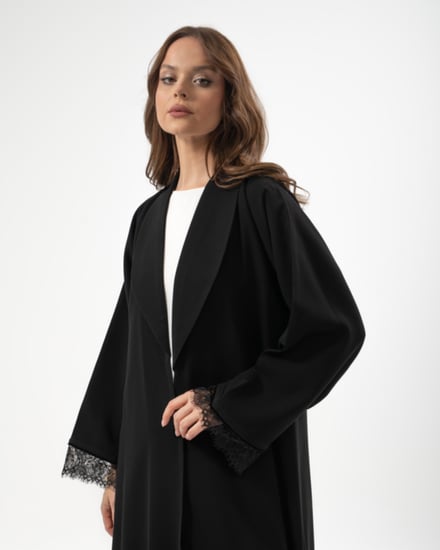 عباية من قطعتين كريب و مخمل مع تدخيلات دانتيل بقصة ربع كلوش