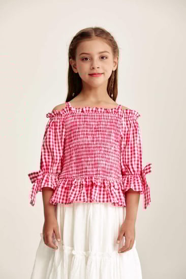 بلوزة كاروهات بلا أكتاف بتفاصيل كشكش