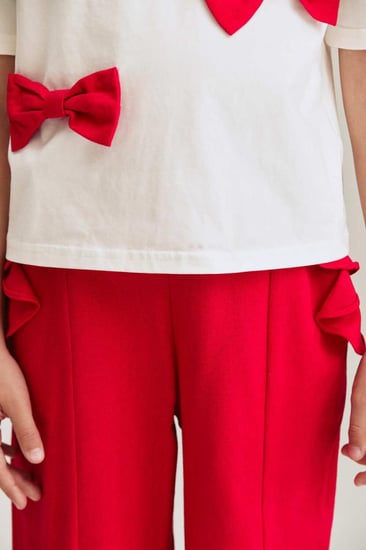 بلوزة مزينة بفيونكات