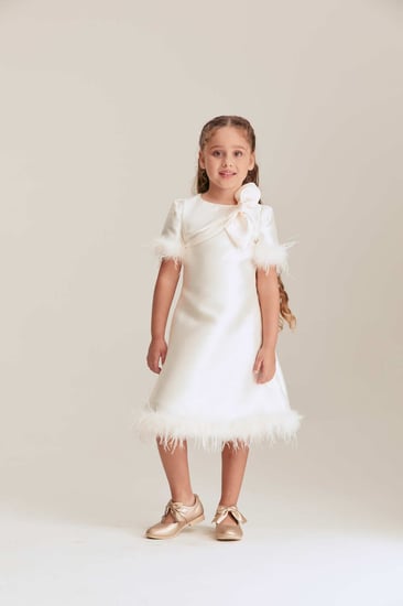 فستان مزين بالريش