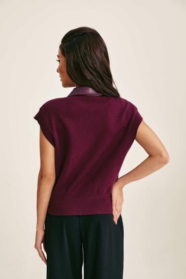 بلوزة محبوكة بياقة من الجلد