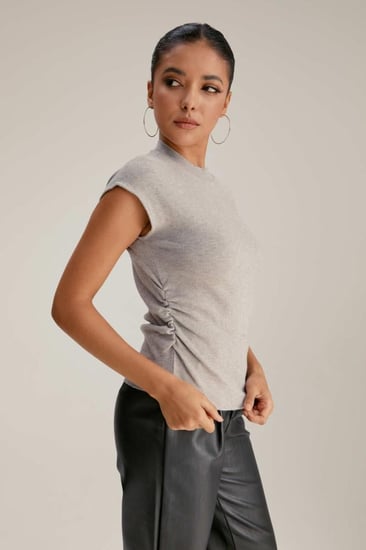 بلوزة محبوكة بتفاصيل مزمومة