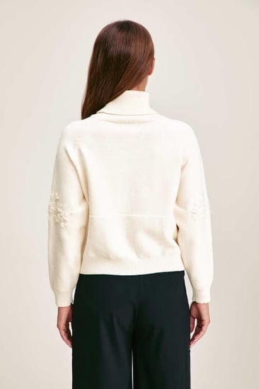 بلوزة محبوكة مطرزة بالورورد