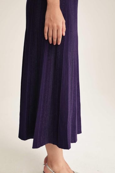 تنورة بكسرات وخصر طاطي