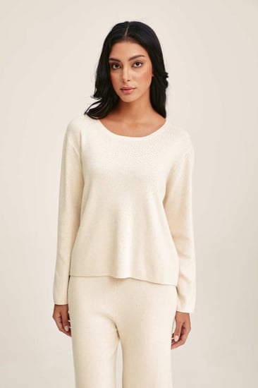 بلوزة بتفاصيل لامعة