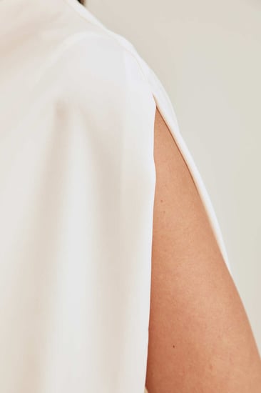 بلوزة واسعة بتفاصيل مزمومة