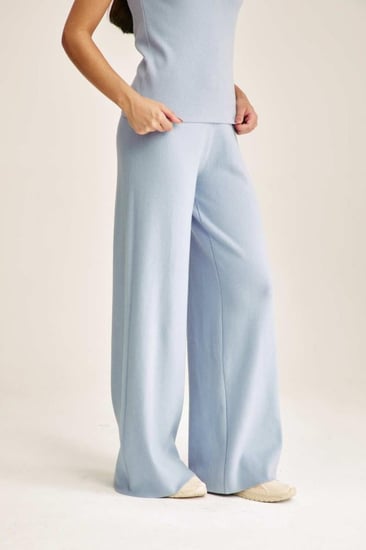 بنطلون محبوك بأرجل واسعة