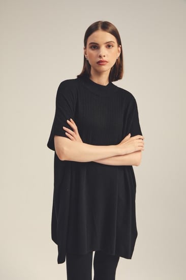 بلوزة واسعة بأكمام قصيرة