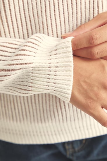 كنزة بتفاصيل لامعة