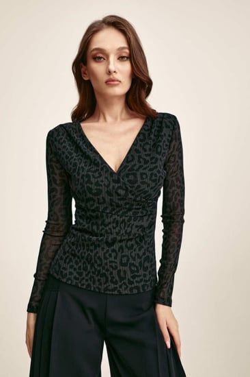 بلوزة ضيقة بطبعة تايجر