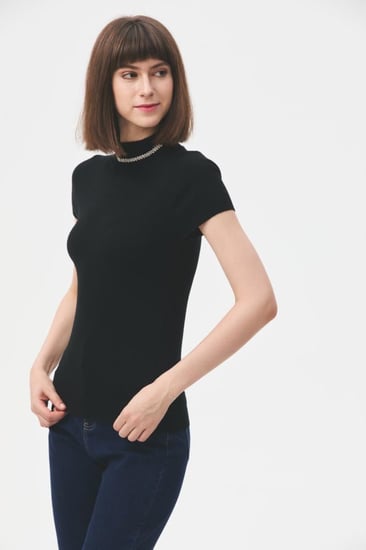 بلوزة بيسك بأكمام قصيرة