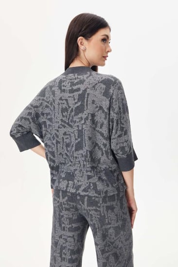 بلوزة مزينة بنقوش