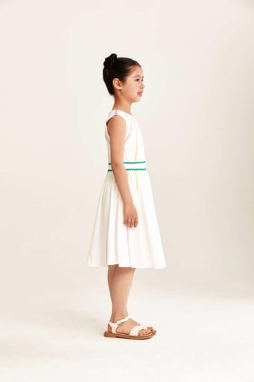 فستان بلا أكمام بتفاصيل ملونة