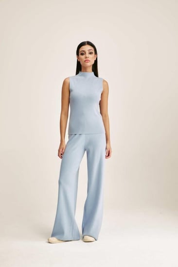 بنطلون محبوك بأرجل واسعة