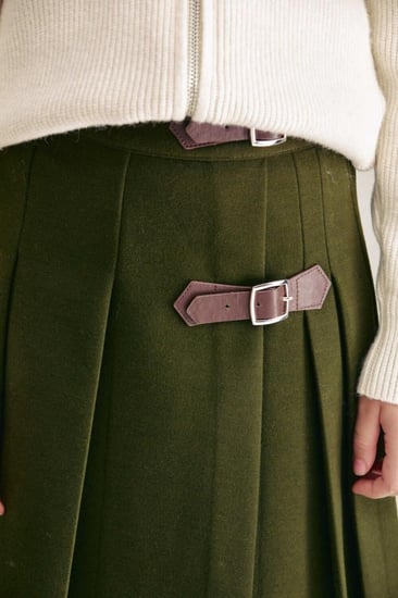 تنورة مزينة بإبزيم معدني