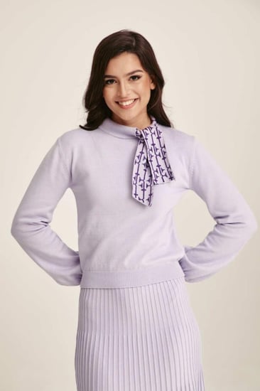 بلوزة محبوكة بياقة بربطة