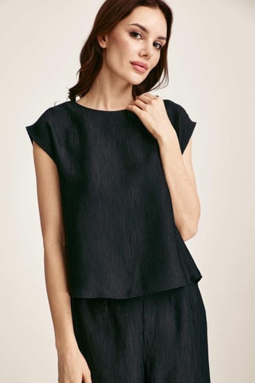 بلوزة واسعة بأكمام قصيرة