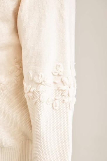 بلوزة محبوكة مطرزة بالورورد
