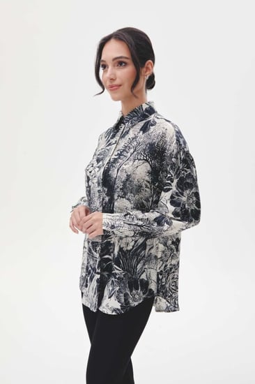 قميص واسع بنقوش موردة