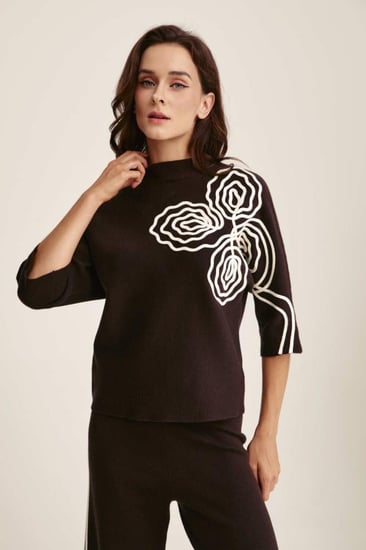 بلوزة محبوكة مزينة بنقوش